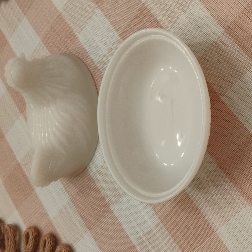 Small Milk Glass Hen on Nest - Picture 2 of 5